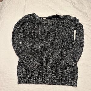 Sweater with a pocket on the left side.